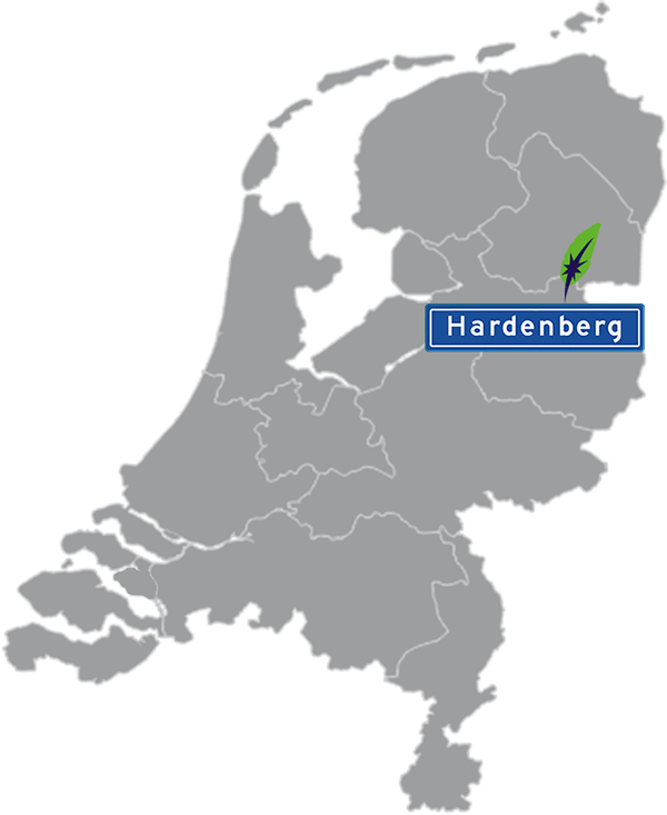 Grijze kaart van Nederland met Hardenberg aangegeven voor maatwerk taalcursus Frans zakelijk - blauw plaatsnaambord met witte letters en Dagnall veer - transparante achtergrond - 600 * 733 pixels